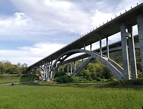 Les deux viaducs autoroutiers Est et Ouest.