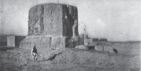 Vihara bei Kutscha - daneben islamisches Heiligtum Le Coq 1916 Tafel 2 Figur 1.png