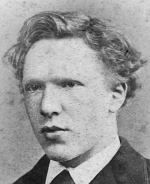 תצלום בשחור לבן - דיוקנו של וינסנט ואן גוך, בעודו בן 18, משנת 1871 או 1872. ואן גוך מצולם מכתפיו ומעלה, הוא מביט לכיוון שמאל התמונה, ולובש חליפה. שיערו פרוע, ואין לו זקן.