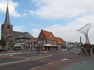 Dorpskerk in straatzicht