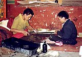 Fiatal szerzetesek nyomtatnak hagyományos módszerekkel. Szera kolostor, 1993