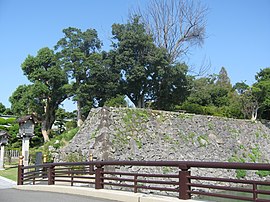 八代宮入口付近の本丸跡の石垣。 この石垣の上には舞台脇櫓があった。