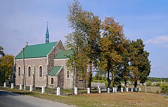 Widok od strony południowej na kościół w Trybuchowcach