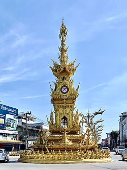 Tháp đồng hồ Chiang Rai, thiết kế bởi Chalermchai Kositpipat, tại trung tâm Mueang Chaing Rai
