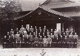 En 1952 (año 27 de la era Shōwa), se formó la All Japan Kendo Federation. En la fila delantera, en el centro, se encuentra Atsutarō Kimura, y junto a él está Hakudō Nakayama.