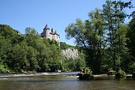 Le château de Walzin et la Lesse