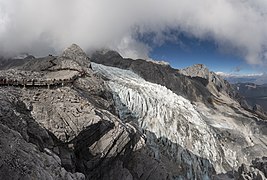 Glaciar en la cima de la montaña