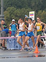 Iwan Noskow (Mitte), Rang sechs / Jared Tallent (rechts), Rang zwei / links der Jahre später wegen Dopingvergehens disqualifizierte Michail Ryschow