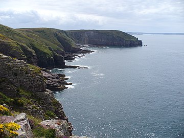 Les falaises de grès rouge dominent la Côte d'Émeraude.