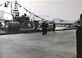 מסדר העברת פיקוד על הטרפדות בבסיס אשדוד, ליד טרפדת עם מכלי דלק חיצוניים שהותקנו להארכת טווח ההפלגה, 1968.