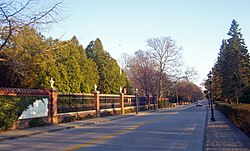 Bellevue Avenue antaŭ Vernon Court, Newport, RI.jpg