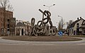 Boxmeer, la escultura de la rotonda Spoorstraat-Steenstraat con la capilla de San Roque al fondo