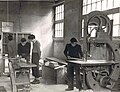 Atelier des machines à bois dans un atelier en dur.