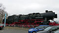 Dampflokomotive BR 52 8056-5 mit Tender auf Sockel sowie Wasserkran und Kriegerdenkmal zu Ehren der im Ersten Weltkrieg gefallenen Eisenbahner