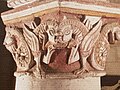 Dragon croquant un damné, XIIe siècle, chapiteau, nef, église de Civaux