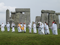 Ritual druidist la Stonehenge, Marea Britanie.