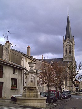 De Eglise Saint-Genès en de fontein op de Place de la Liberté