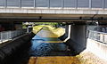 Die begradigte Glan auf Höhe der Brücke der Bahnstrecke Rosenheim–Salzburg