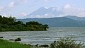 Сальвадор - гольф-клуб Corinto, озеро Илопанго с вулканами - Panoramio.jpg