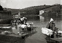 Emakumeak Urumean arropa garbitzen Loiolan (1920 ggb).