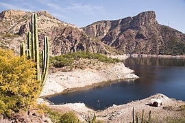 Sierra de Zimapán localizada al poniente del territorio.