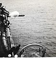 אח"י יפו יורה טורפדו אימונים במסגרת קליטת המשחתת בפלימות אנגליה מאי 1956.