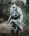 Fransk soldat under första världskriget som bär en primitiv skyddsmaskanordning bestående av en trasa över mun och näsa som filtrerar inandningsluft och ett par skyddsglasögon för ögonen, båda dränkta i kemikalier för att neutralisera inkommande gas, 1915.