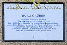 Plaque commemorating the foundation of the Bureau Gruber in 1936. Gedenktafel Hortensienstr 18 Heinrich Gruber.JPG