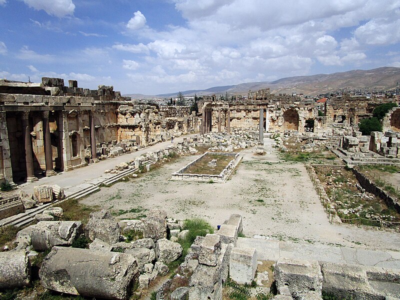 Stampa:Great Court of Temples Complex in Baalbek (49856240571).jpg