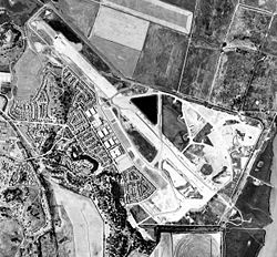 Satelitní snímek Hamiltonovy letecké základny (červenec 1993)