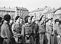 Hjemmefrontfolk på Stortorget i Hamar 17. mai 1945. Midt på bildet er Eva Kløvstad. Foto: Bildet er hentet fra Nasjonalbibliotekets bildesamling.