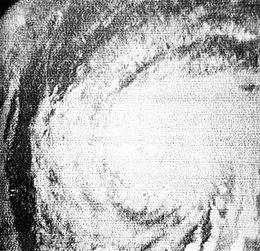 从太空中看飓风埃丝特，由于当时的技术条件限制，这张黑白图片不是很清晰。