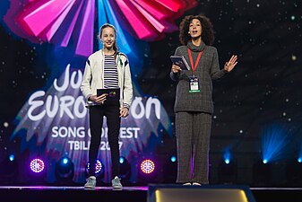 Lizi Japaridze og Helen Kalandadze, programleiarar for Junior Eurovision Song Contest i 2017.