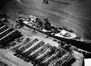 Французький лінкор «Жан Бар» у військово-морський базі Касабланки під ударами американської палубної авіації з авіаносця «Рейнджер». 8 листопада 1942