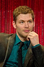 Joseph Morgan jwe kòm Niklaus « Klaus » Mikaelson.