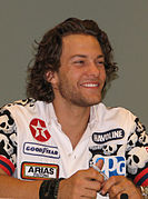 Kyle Schmid interprète Alex Caulder