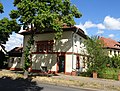 Arbeiterwohnhaus mit Lampenausleger (Einzeldenkmal zu ID-Nr. 08985042)