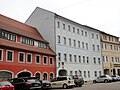 Ehemaliges Gasthaus „Zum blauen Stern“ (Hotel Blauer Stern) in geschlossener Bebauung (heute Verwaltungsgebäude), mit Hinterhaus und einer sekundär verbauten Relieftafel in der Durchfahrt