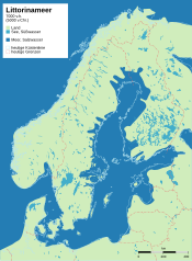 Links: Paläogeographie des Ostseebeckens vor Einsetzen der Littorina-Transgression. Das Becken ist vollständig vom Meer abgeschnitten und von einem großen Süßgewässer, dem Ancylus-See bedeckt. Rechts: Paläogeographische Karte der Ostsee im Endstadium der Littorina-Transgression um 5000 v. Chr. (Littorina-Meer).