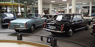 Une 404 cabriolet (à gauche) et une 404 coupé (à droite) au Musée de l'Aventure Peugeot à Sochaux.