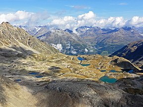 Die Macun-Seen im September von oben betrachtet, Blickrichtung Lavin.