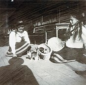 Marie mentre gioca con dei gattini insieme alla sorella Tat'jana