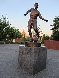 Չեխիայի բոլոր ժամանակների լավագույն ֆուտբոլիստներից մեկի՝ Ոսկե գնդակի դափնեկիր Յոզեֆ Մասոպուստի հուշարձանը մարզադաշտի տարածքում