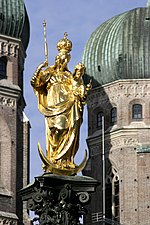 L'estàtua daurada de Maria, amb la vista en perspectiva de les dues torres de la Frauenkirche darrere seu.