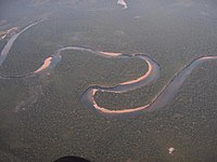 řeka meandruje venezuelským pralesem