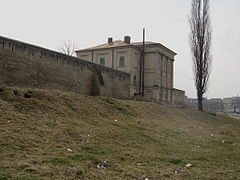 Palatul „de pe ziduri“ privit din exteriorul Mănăstirii