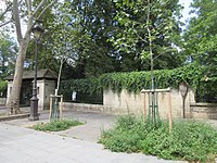 Panneau histoire de Paris « Prison Petite Roquette » située à l'entrée du square Roquette sur la rue de la Roquette.