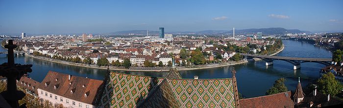 Blick vom Basler Münster auf Kleinbasel und das Rheinknie. In der Mitte erkennt man den Messeturm, rechts die Wettsteinbrücke.