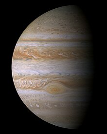 Jupiters mit Strukturen in bräunlichen und weißlichen Bändern. Darunter sticht der große Rote Fleck heraus.