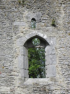 Fenêtre gothique en partie basse du mur sud du chœur.